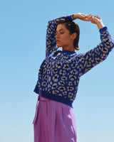 pull leopard avec encolure ronde et manches longues en bleu