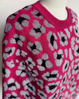 detail pull encolure pull femme felice, motif leopard en argent et rose