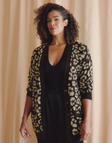 allrich-cardigan en laine cachemire avec motif leopard metallise or sur fond noir