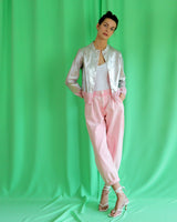 allrich-blouson lux en maille aspect argente sur fond rose