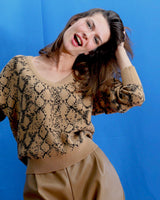 pullover milla en laine cachemire beige avec motif serpent en noir, col v et manche longues