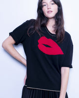 pull femme en maille noir avec col rond et bouche rouge, aimee- allrich