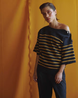 pull marin elektra en noir avec rayures dorées et boutons sur epaule-allrich