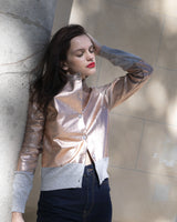 gilet en maille gris avec enduit metallique rose manches longues