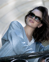 detail pull col v en maille brillante bleu