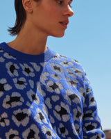 detail pull encolure pull femme felice, motif leopard en argent et bleu royal laine cachemire